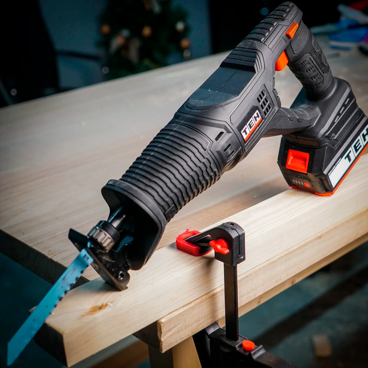 Sierra Sable Inalámbrica 22MM 20V + 1 Batería 4,0Ah + Cargador TEHTOOLS